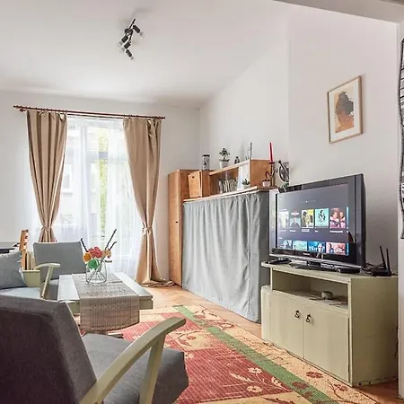 Centrally Located Vintage Flat 아파트 *