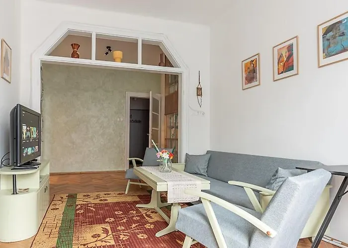 Centrally Located Vintage Flat Sofie