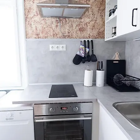 아파트 Centrally Located Vintage Flat *
